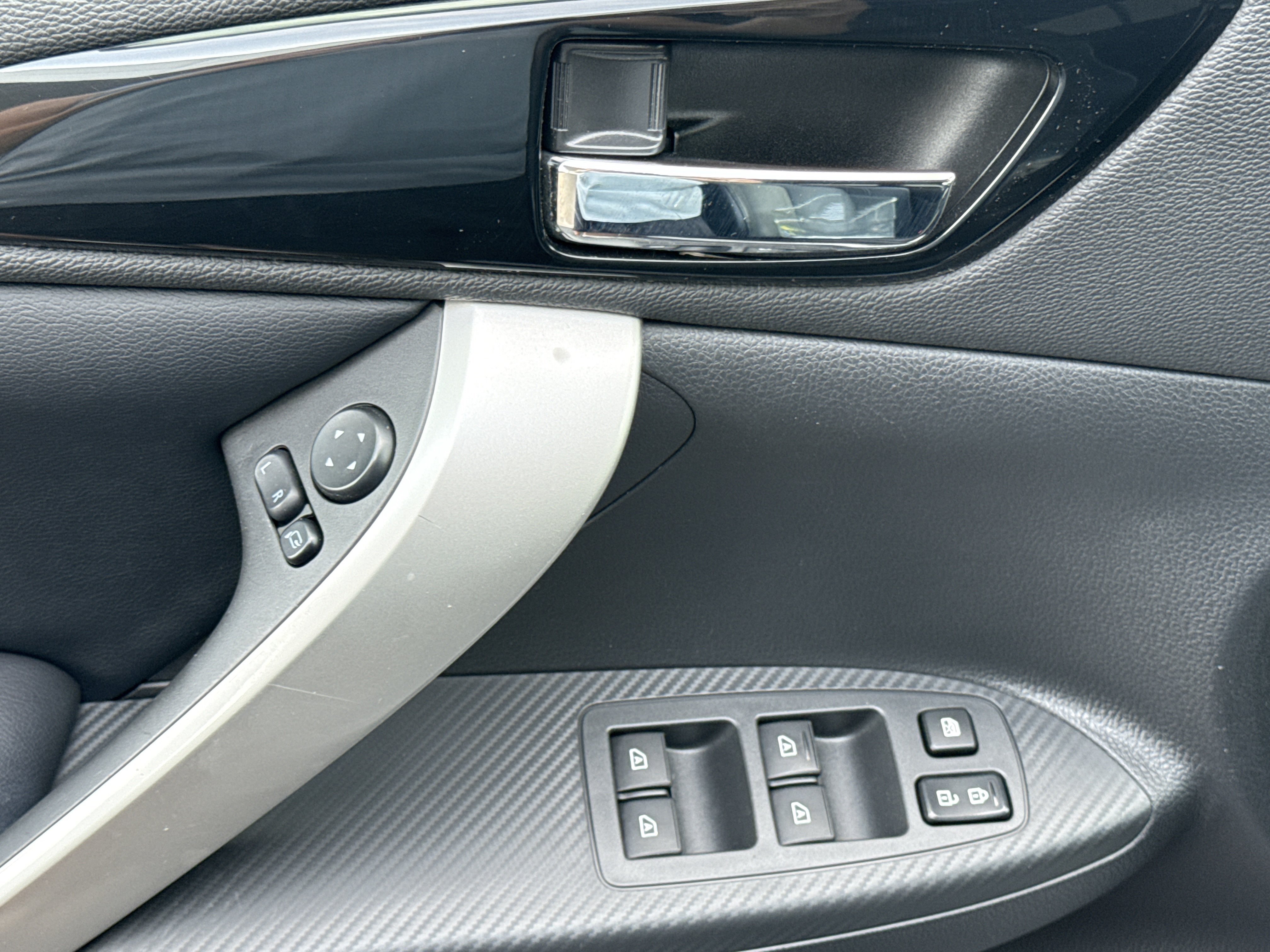 Used 2022  Mitsubishi SE image 18