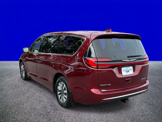 Certified Used 2022 Velvet Chrysler Touring L image 5