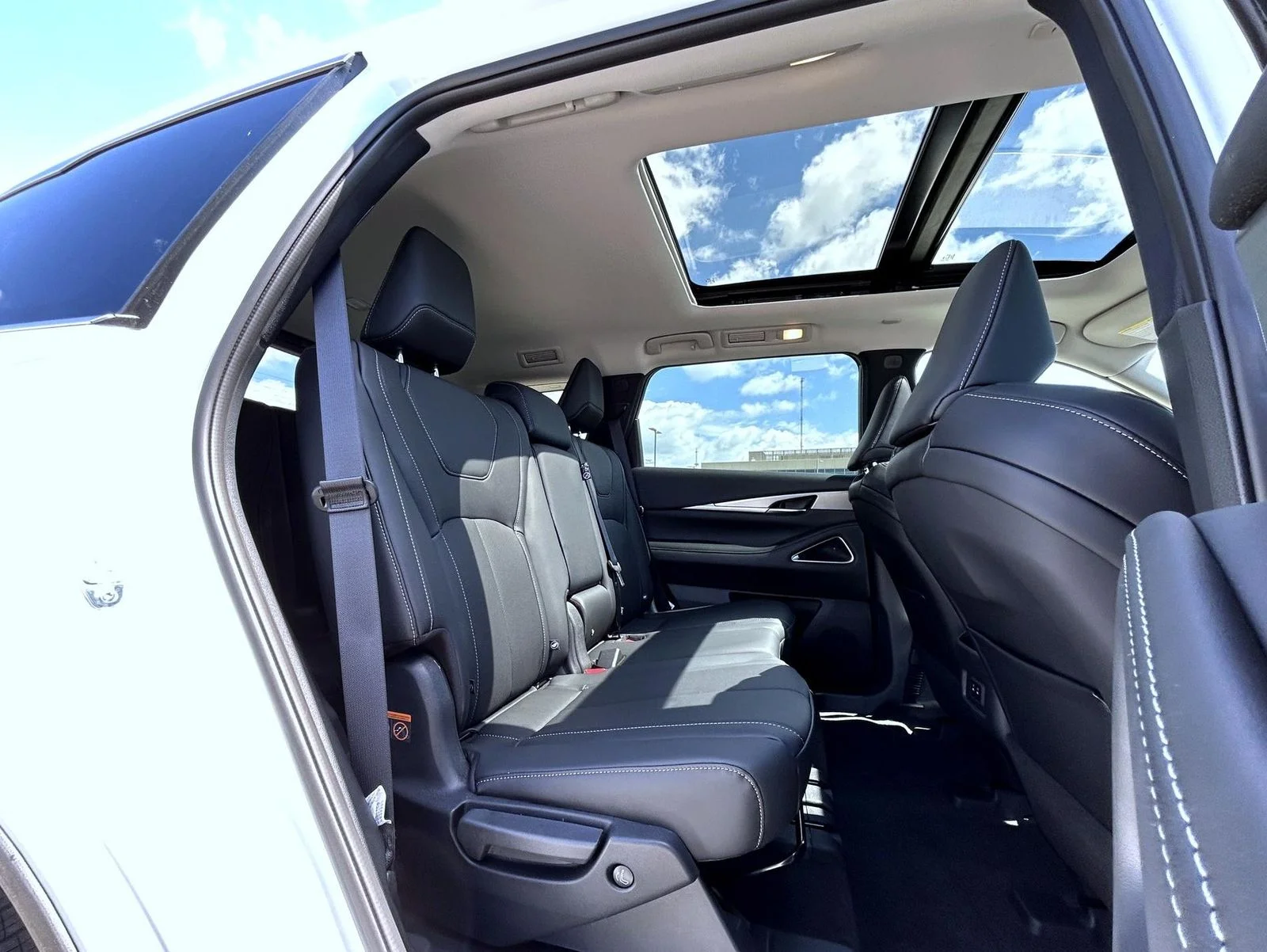 New 2027 White INFINITI LUXE image 18