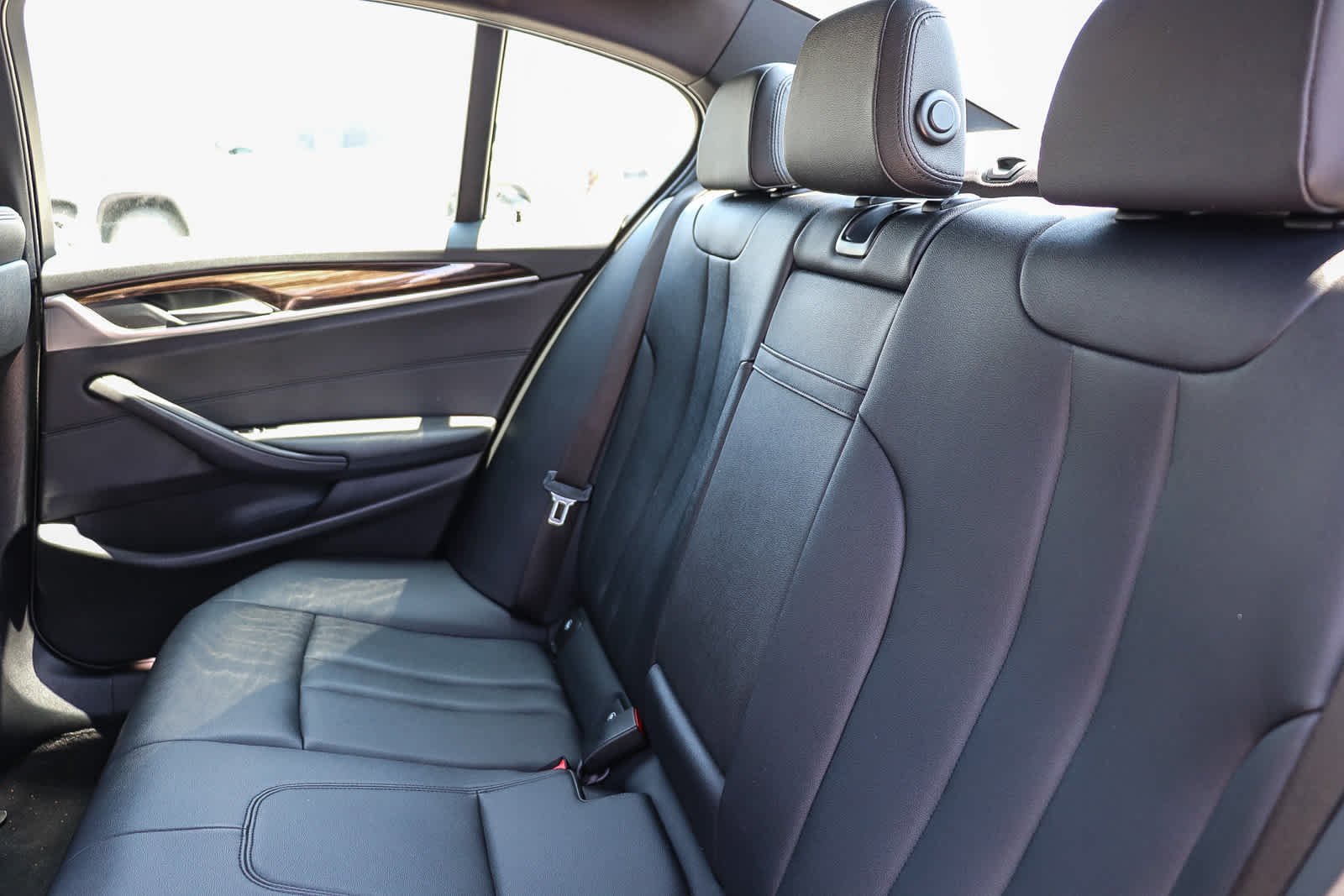Used 2019 Alpine White BMW 530i image 18