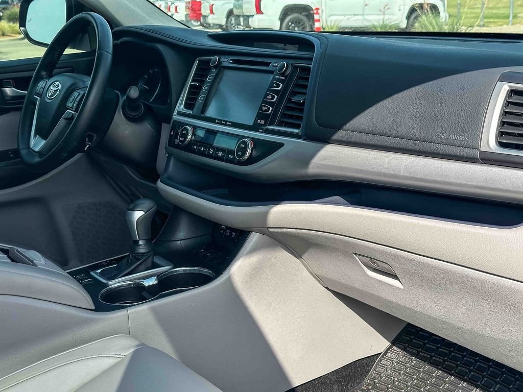 Used 2018 White Toyota XLE image 24