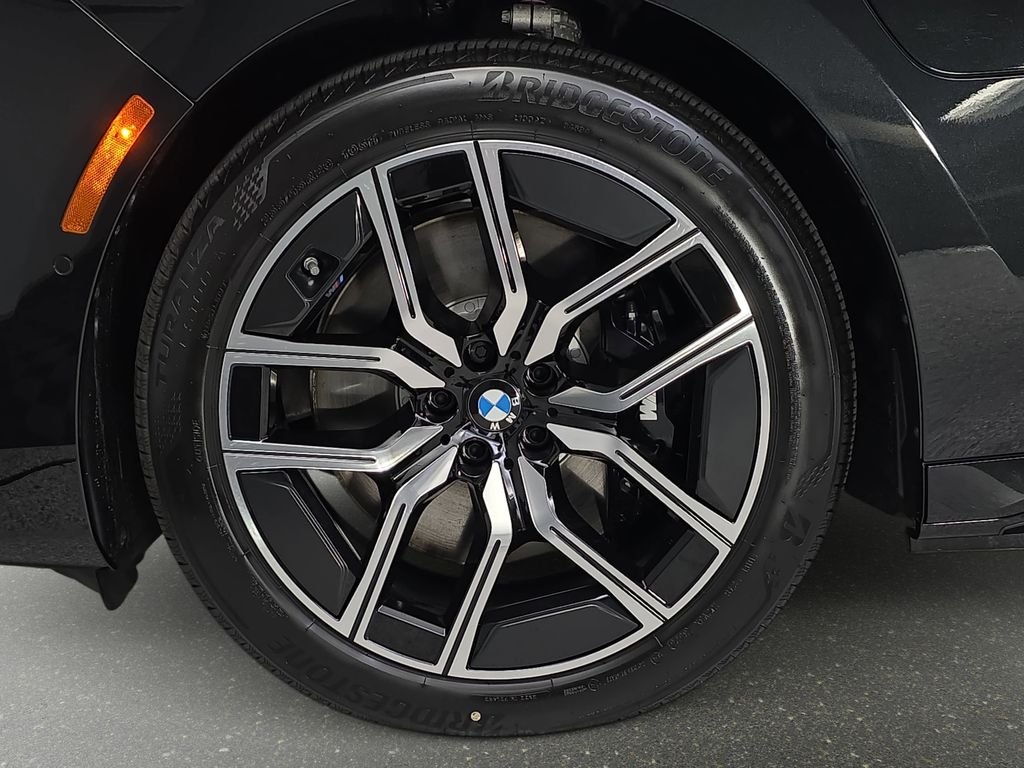 New 2026 Black Sapphire Metallic BMW 750e xDrive image 32