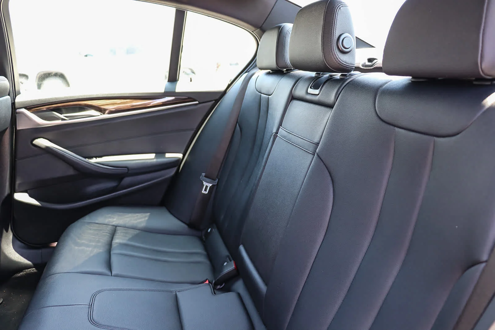 Used 2019 Alpine White BMW 530i image 18