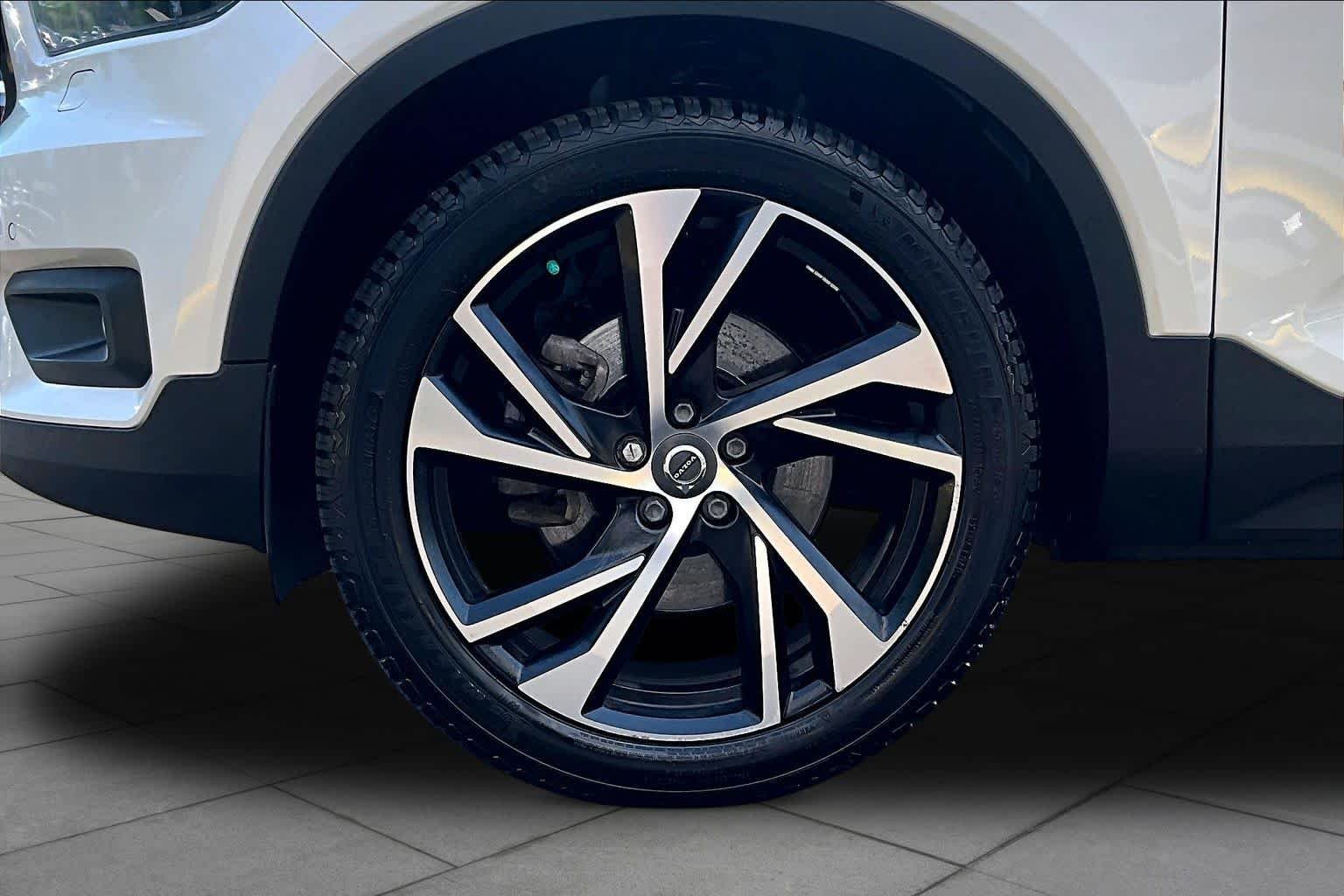 Used 2022 Crystal White Metallic Volvo R-Design image 11