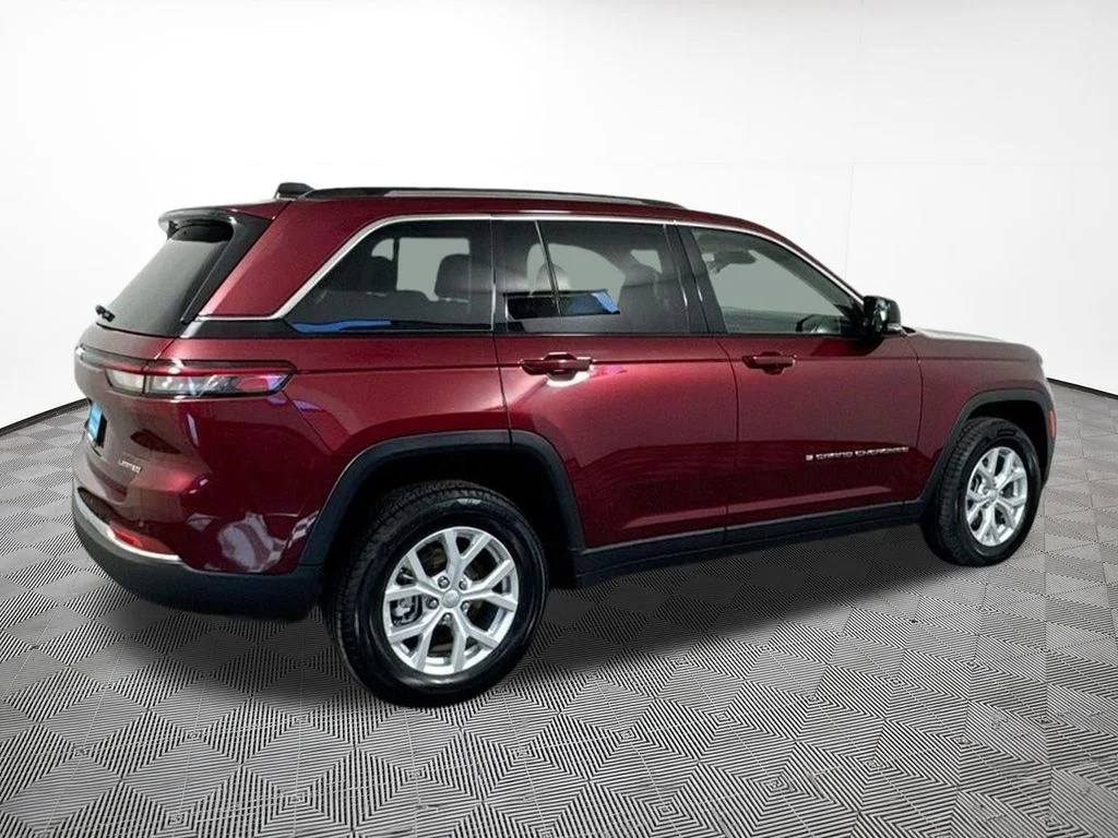 Used 2023 Velvet Jeep Limited image 11