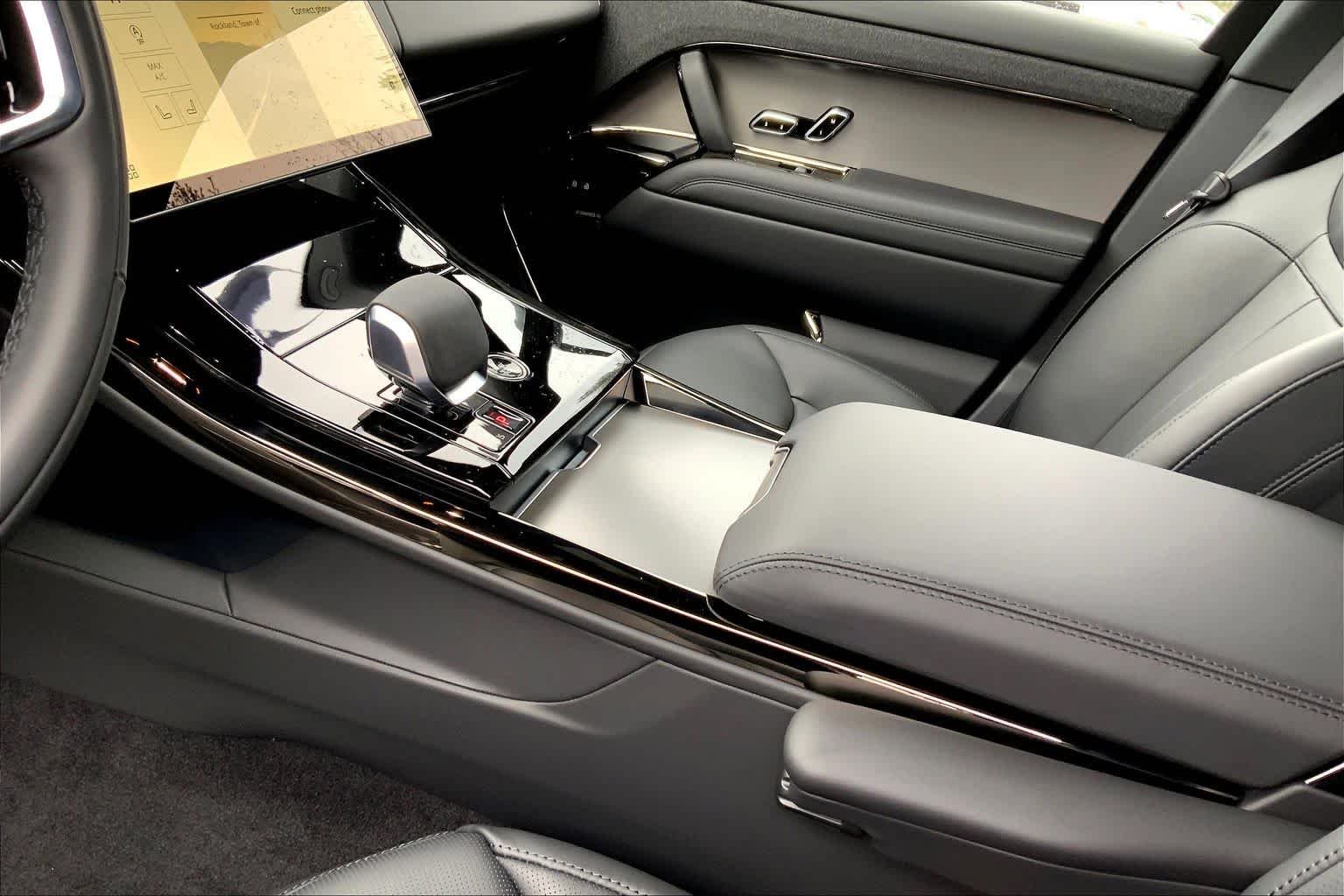 New 2026 Santorini Black Land Rover SE image 10