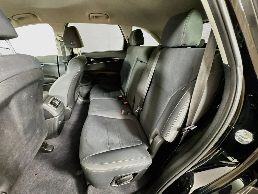 Used 2019 Black Kia L image 28