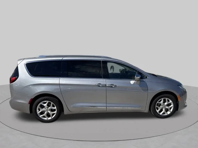 Used 2020 Silver Chrysler Limited image 8