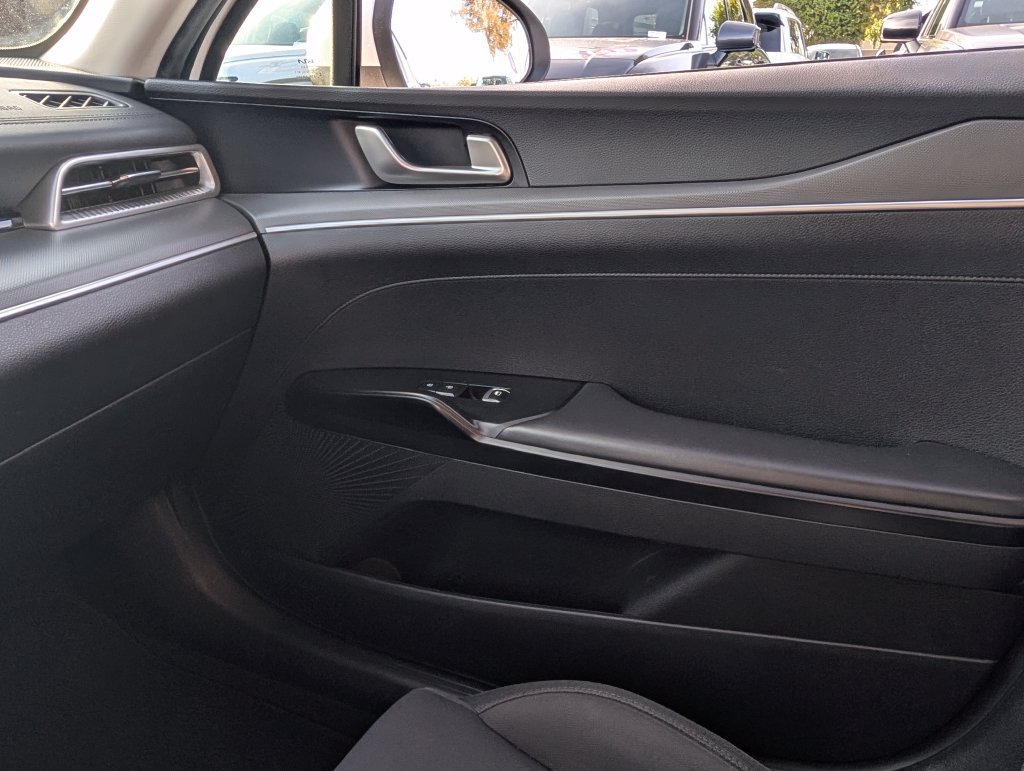 2022 Kia K5 LX - Photo 21