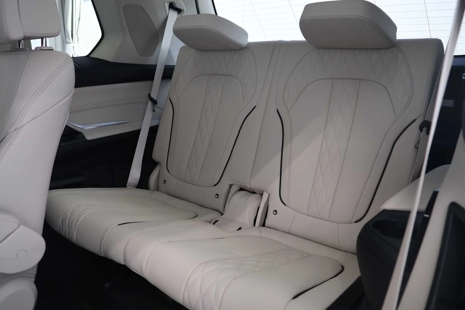 Certified Used 2025 Mineral White Metallic BMW xDrive40i image 24
