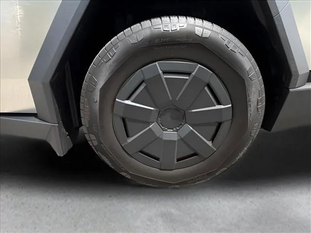 Used 2024  Tesla Base image 16