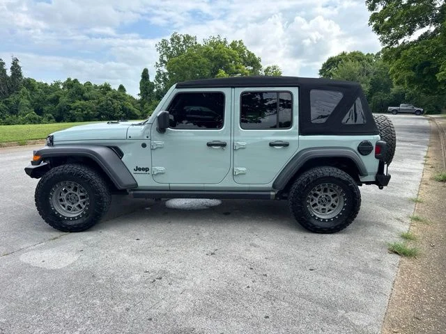 Used 2024  Jeep Sport S image 4