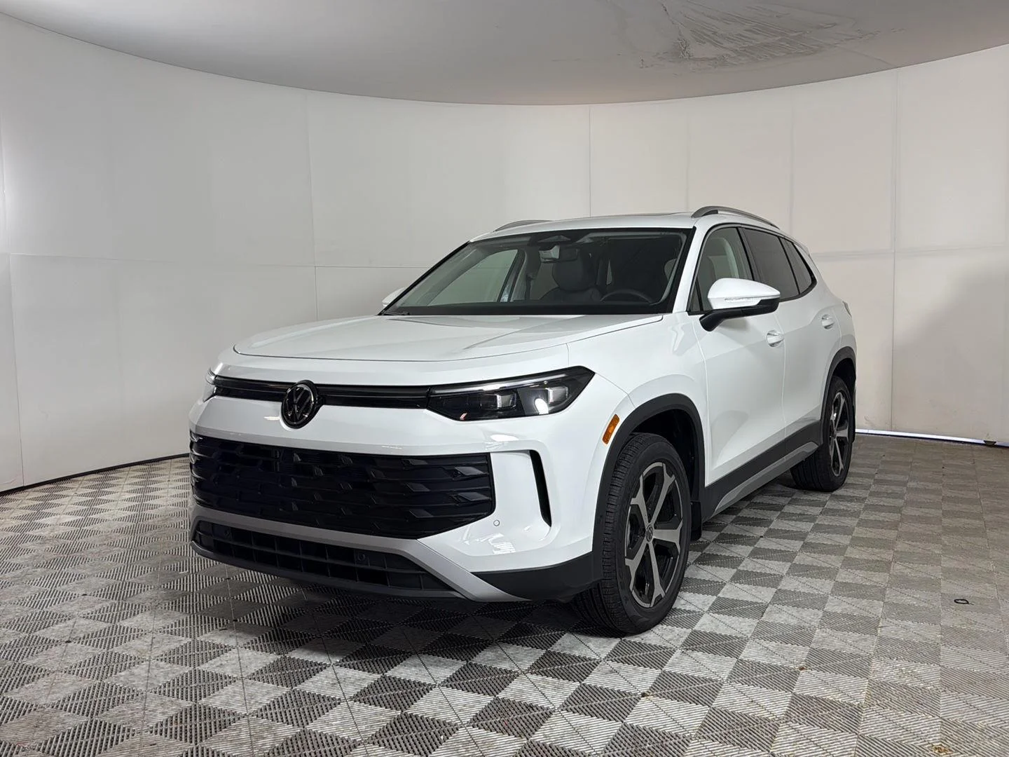 New 2026 Pure White Volkswagen SE image 7