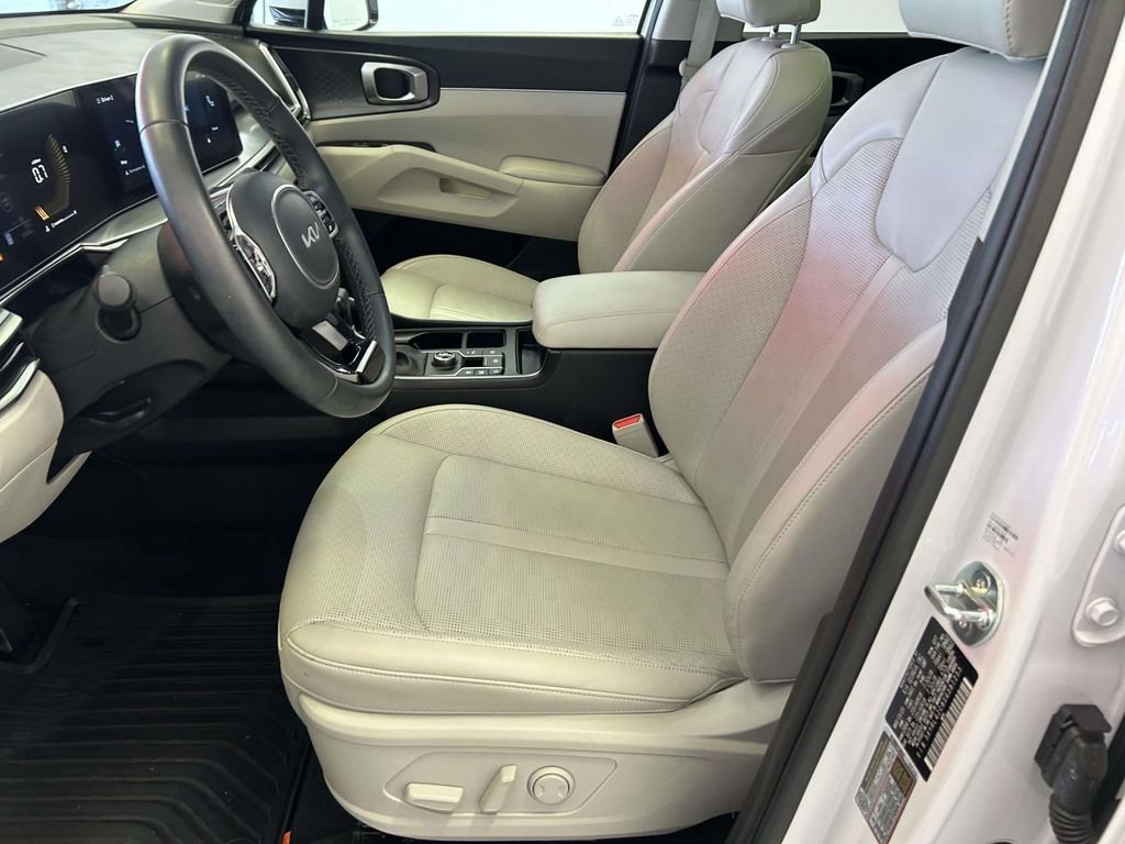 Used 2025 White Kia S image 16