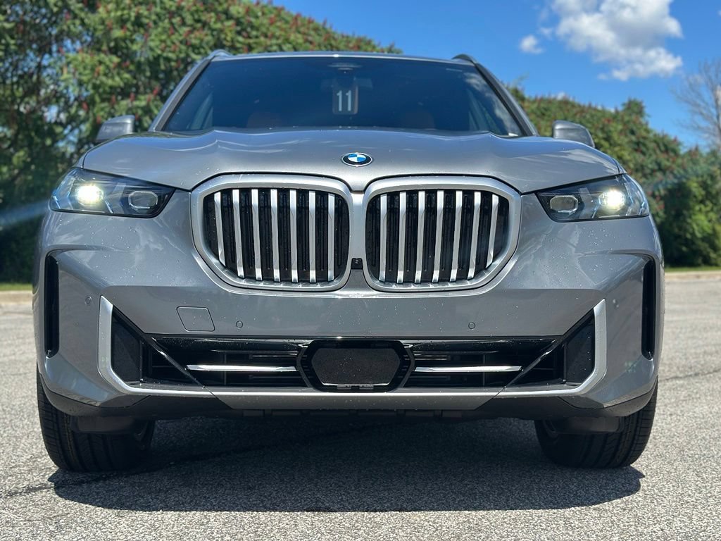 New 2026 Skyscraper Grey Metallic BMW xDrive40i image 2