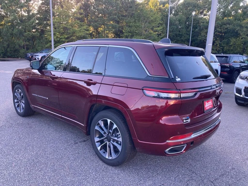 New 2024 Velvet Red Pearl-Coat Exterior Paint Jeep Overland 4xe image 3