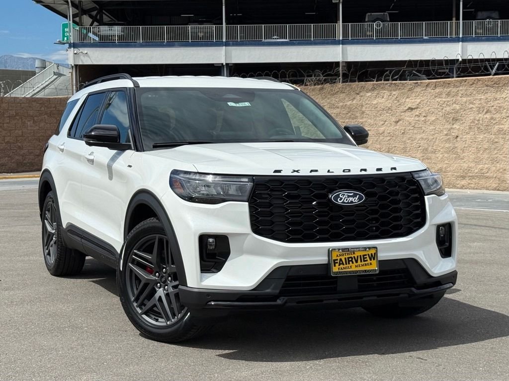 New 2027 Star White Metallic Tri-Coat Ford ST-Line image 2
