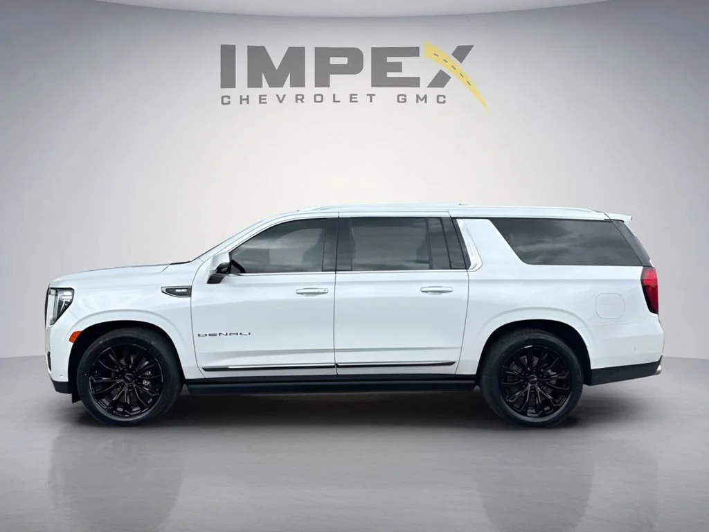 Used 2023 White Frost Tricoat GMC Denali Ultimate image 2