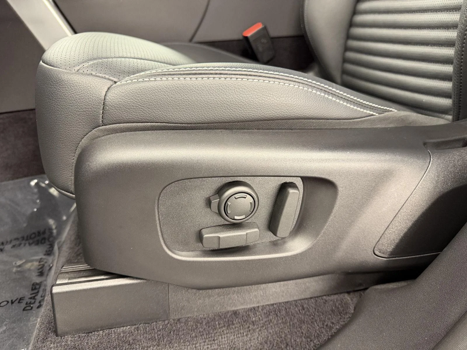 Used 2025  LAND ROVER SE image 13