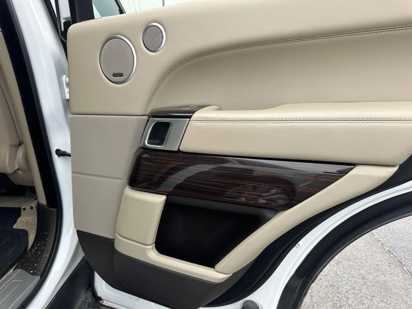 Used 2017 Fuji White Land Rover 5.0L V8 Supercharged image 20