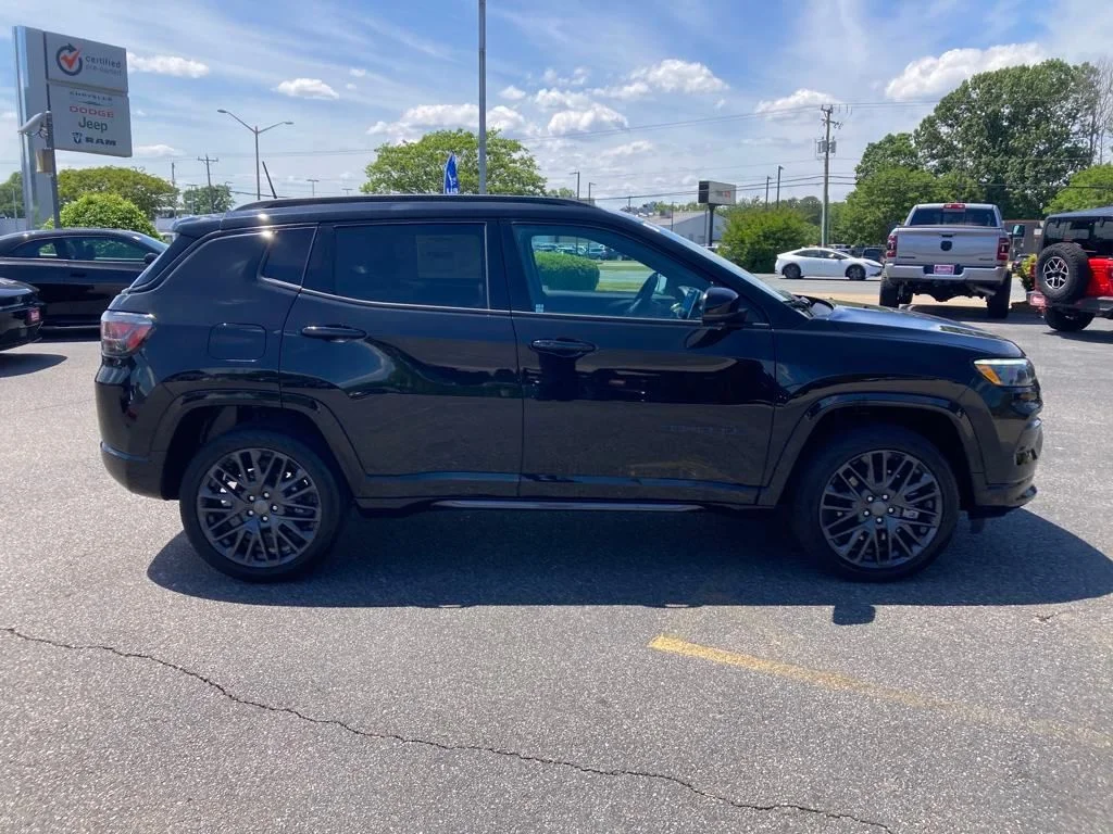 New 2024 Diamond Black Crystal Pearl-Coat Exterior Paint Jeep Limited image 7