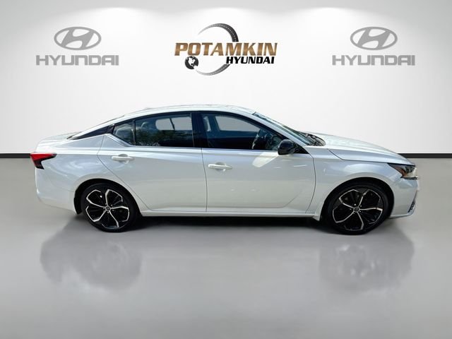 Used 2024 White Nissan 2.5 SR image 4