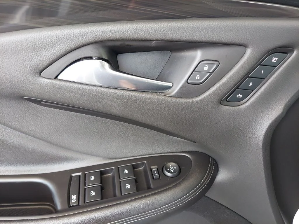Used 2019 White Buick Essence image 16