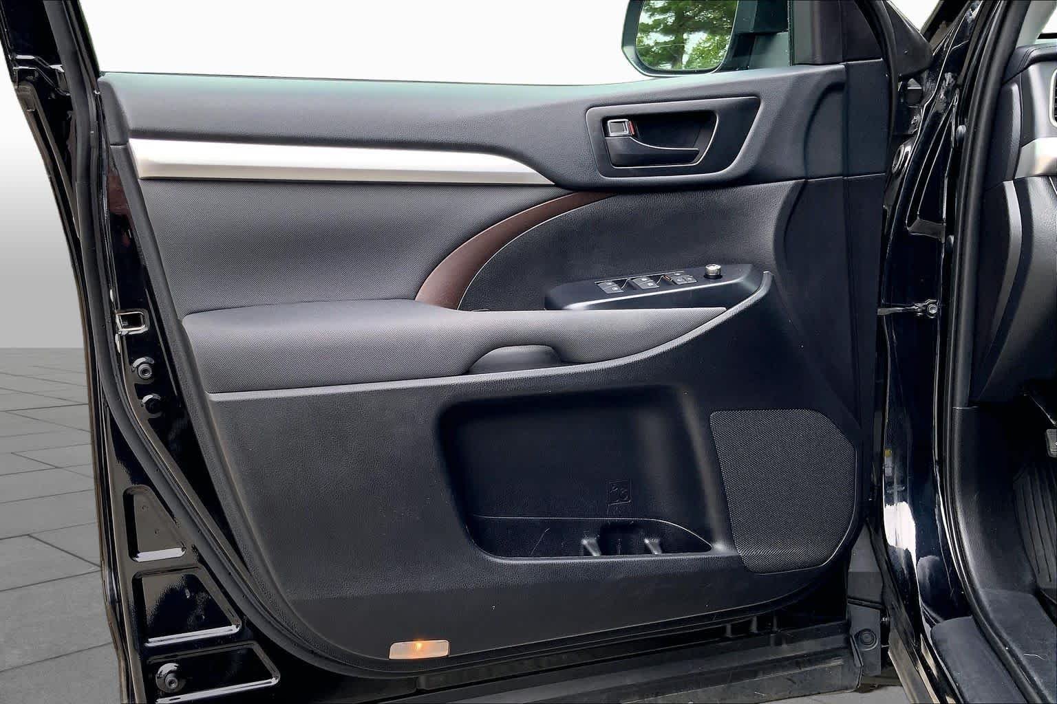 Used 2019 Midnight Black Metallic Toyota LE image 22