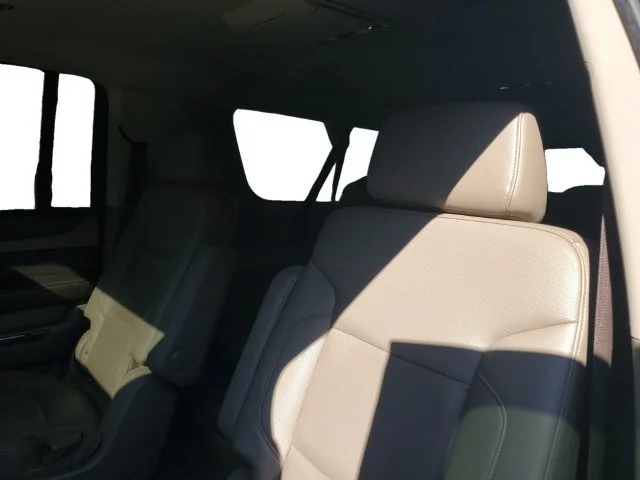 Used 2018 IRIDESCENT PEARL TRICOAT Chevrolet Premier image 28
