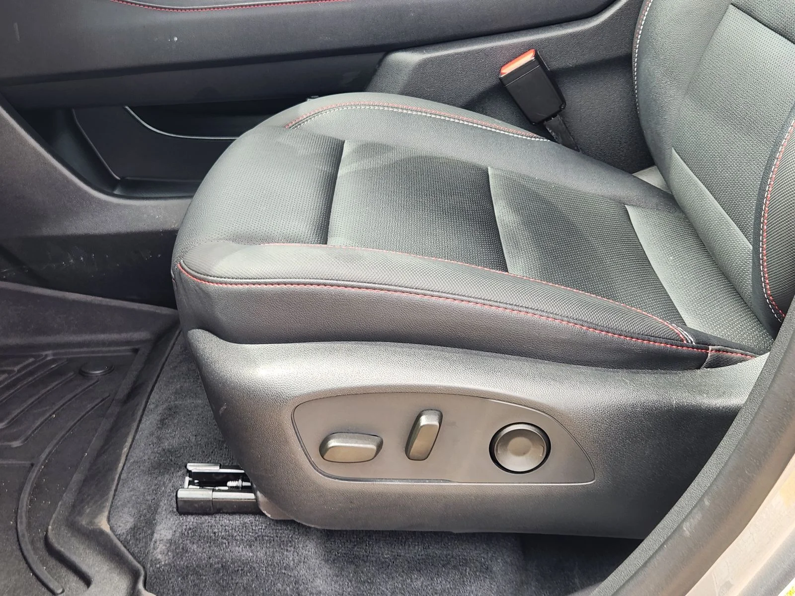 Used 2025 Gray Chevrolet Z71 image 22