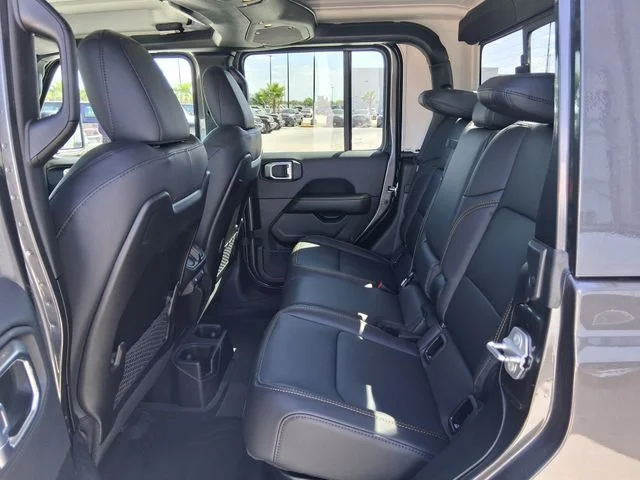 New 2026 Granite Crystal Metallic Clearcoat Jeep Sahara image 22