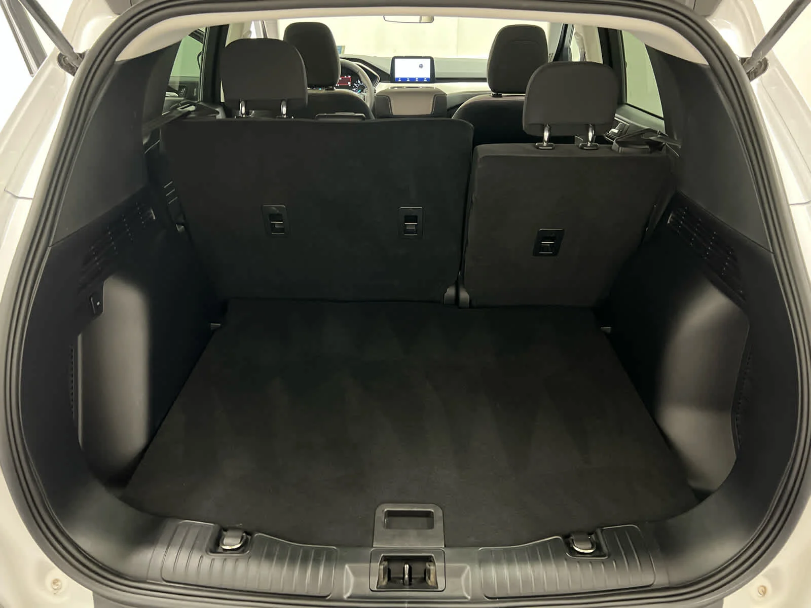 Used 2021 Oxford White Ford SE image 24