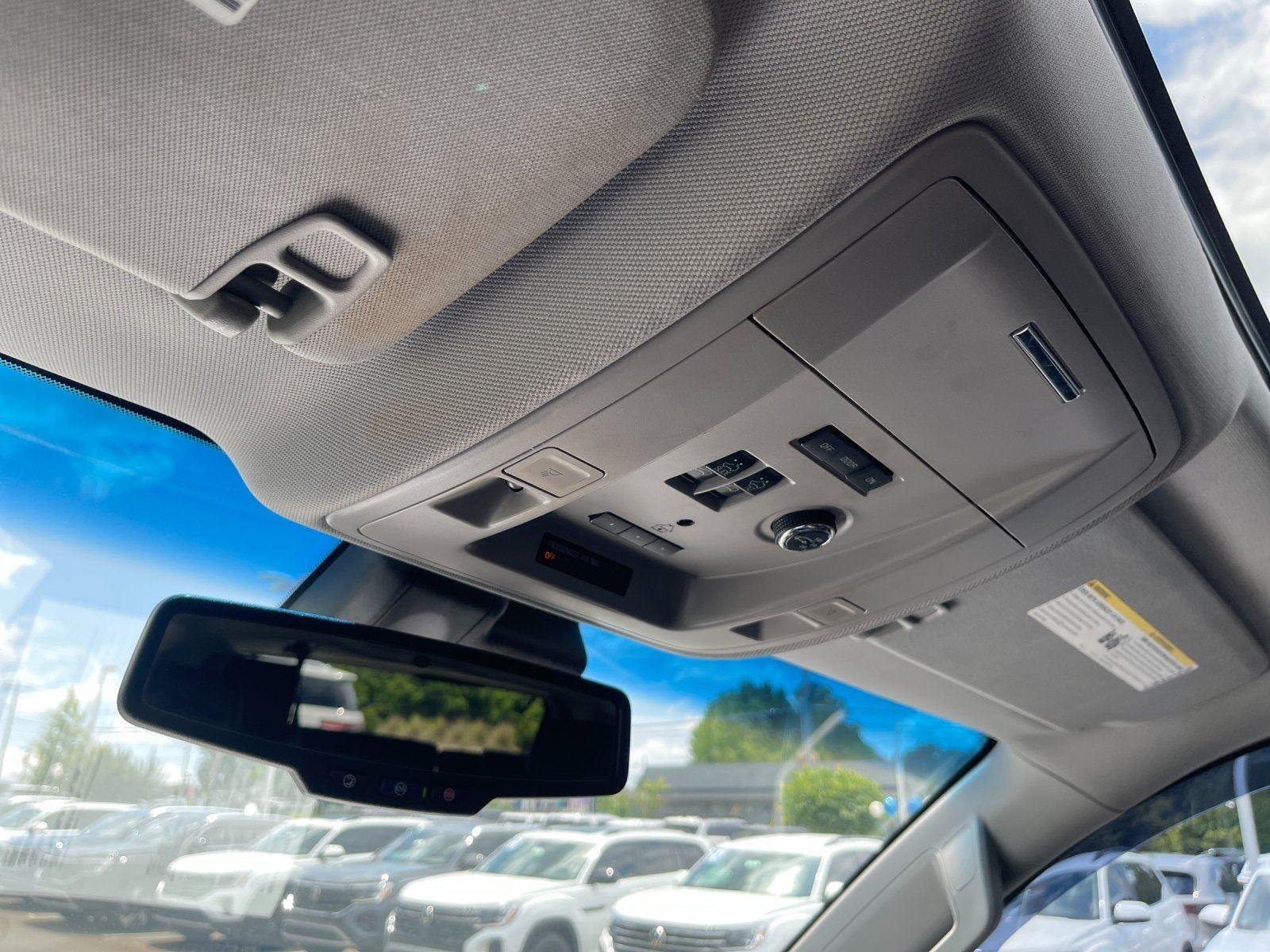 Used 2017 White Frost Tricoat GMC Denali image 30