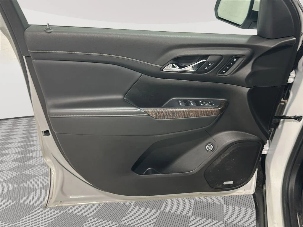 Used 2022 White Frost Tricoat GMC Denali image 20