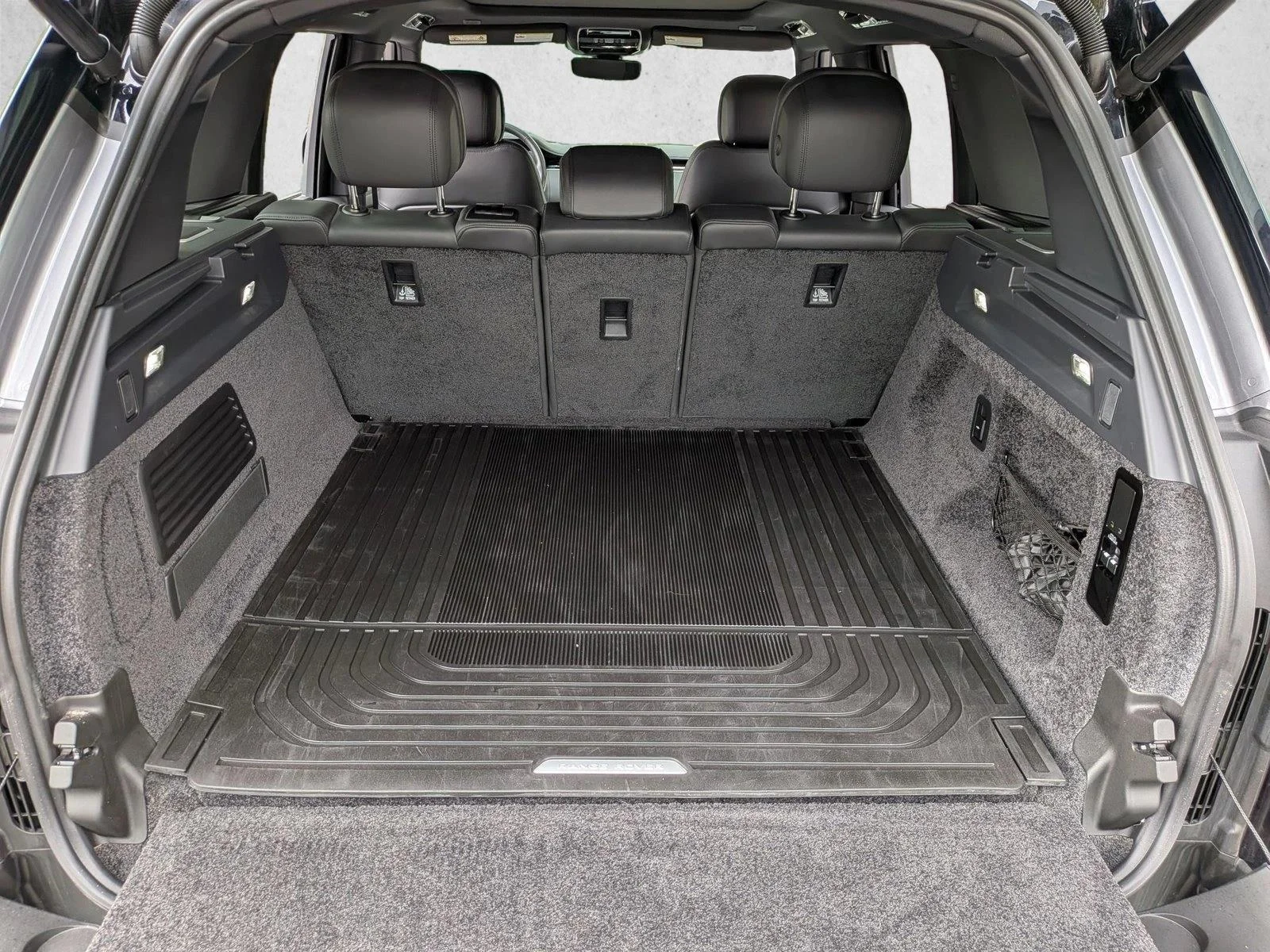 Used 2025 Eiger Grey Metallic Land Rover SE image 6