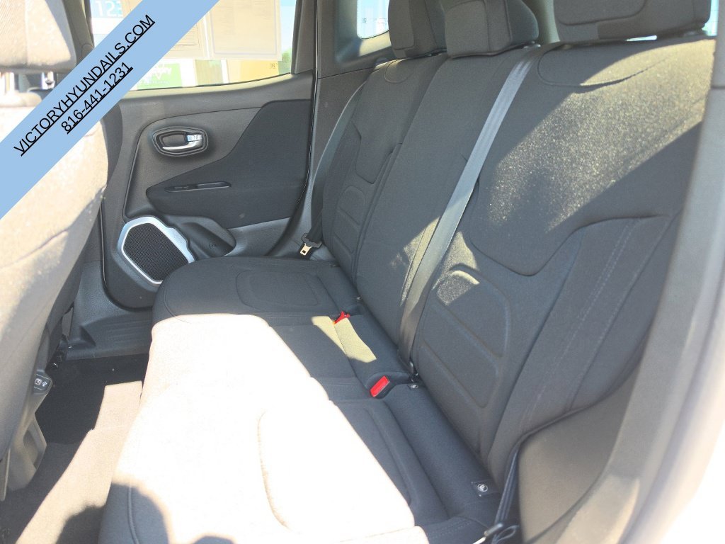 Used 2018 White Jeep Latitude image 20