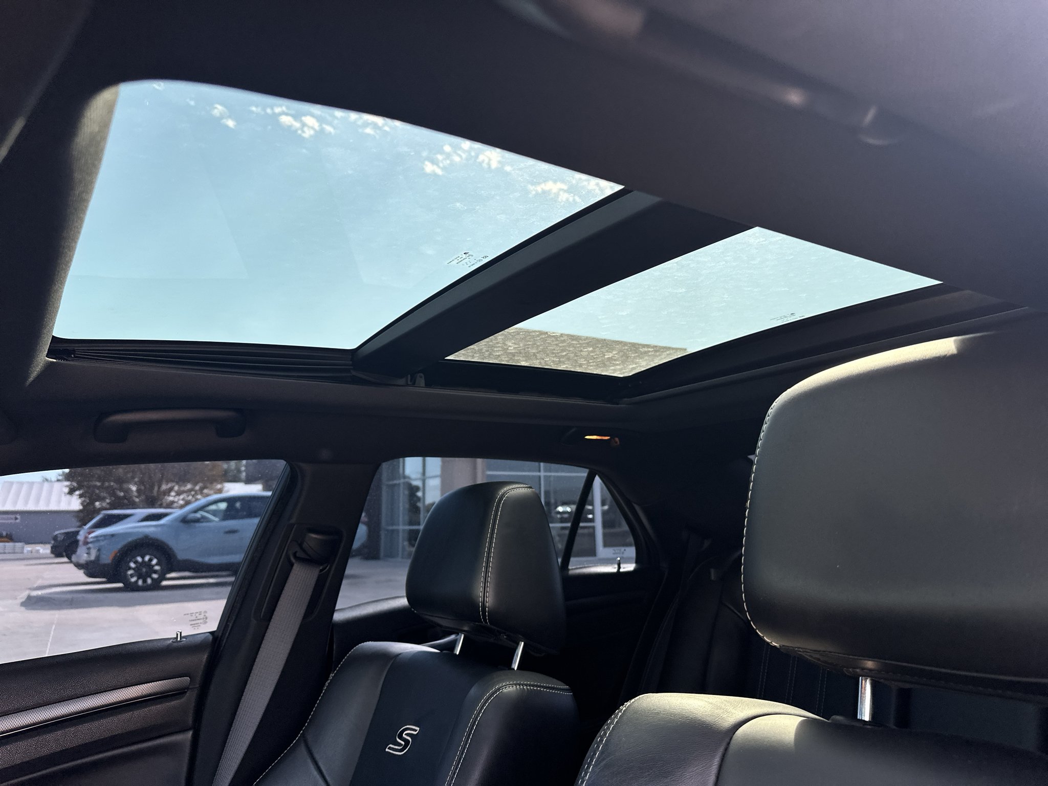 Used 2016 Jazz Blue Pearlcoat Chrysler Base image 26