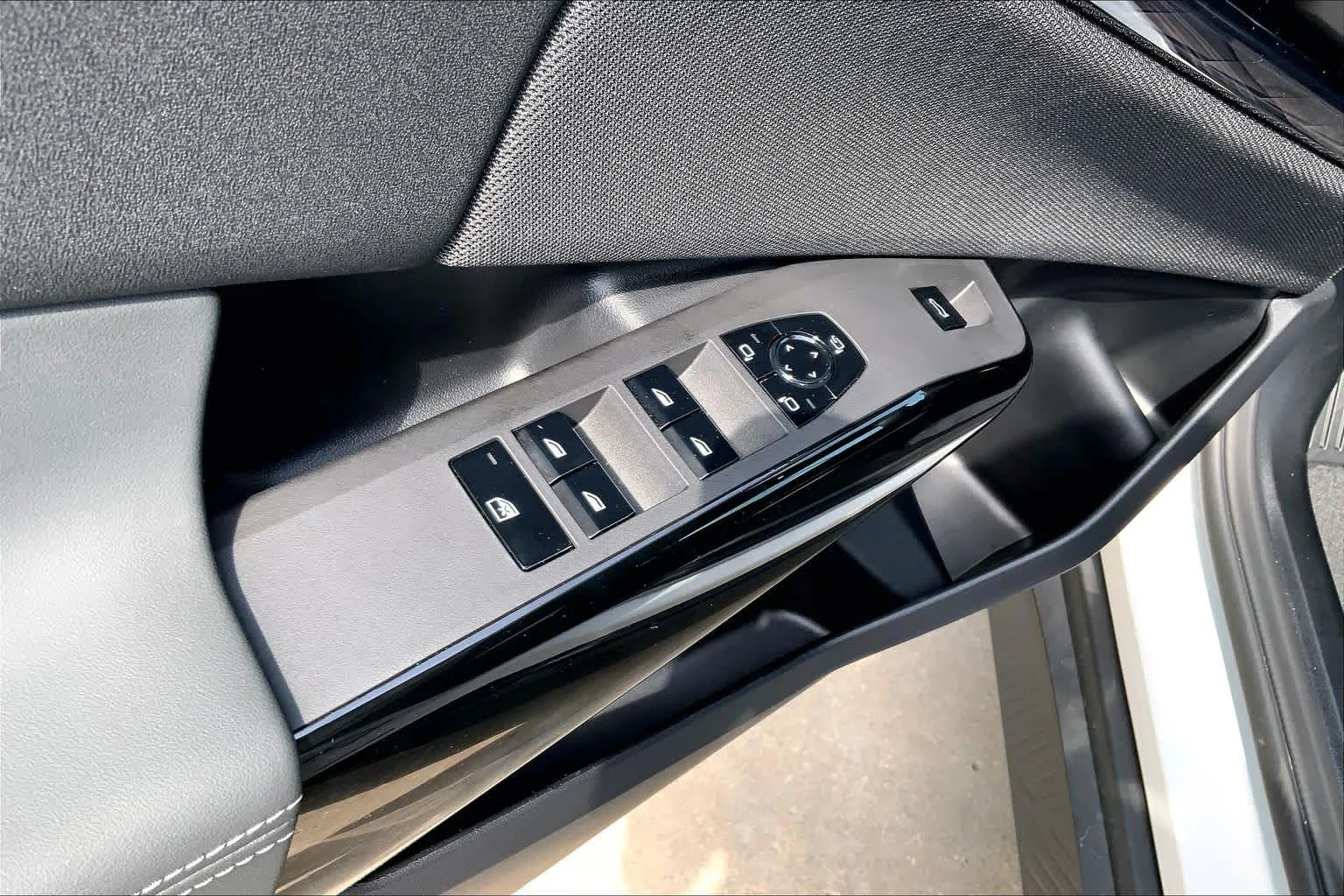 New 2026 Mineral White Metallic BMW 30 xDrive image 17