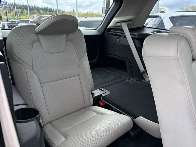Used 2018 Onyx Black Metallic Volvo Inscription image 15