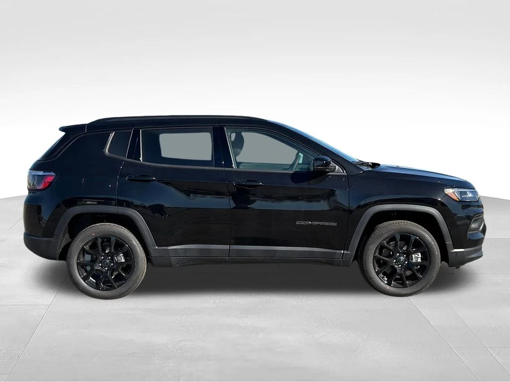 New 2026 Diamond Black Crystal Pearl-Coat Exterior Paint Jeep Latitude image 2