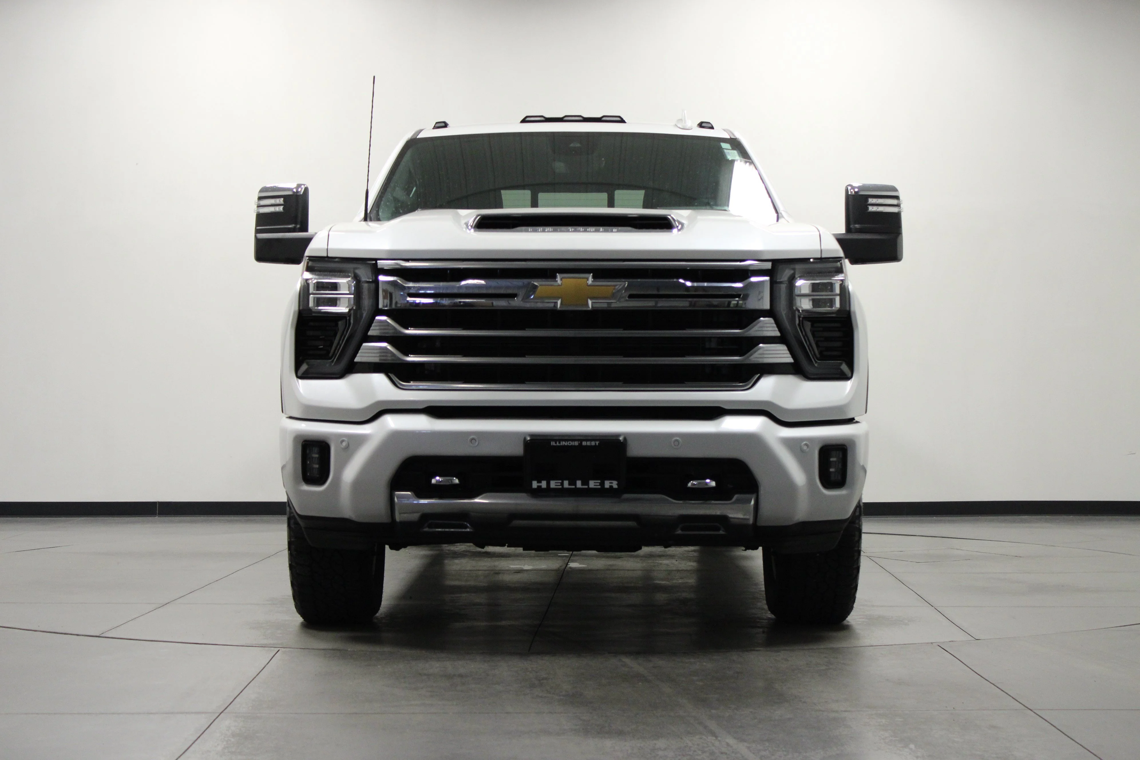 Used 2024 Iridescent Pearl Tricoat Chevrolet High Country image 9