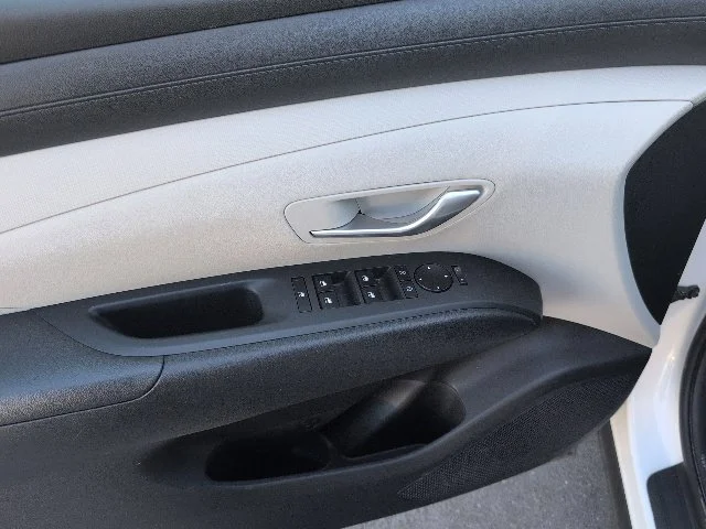 Used 2025 White Hyundai SEL image 18