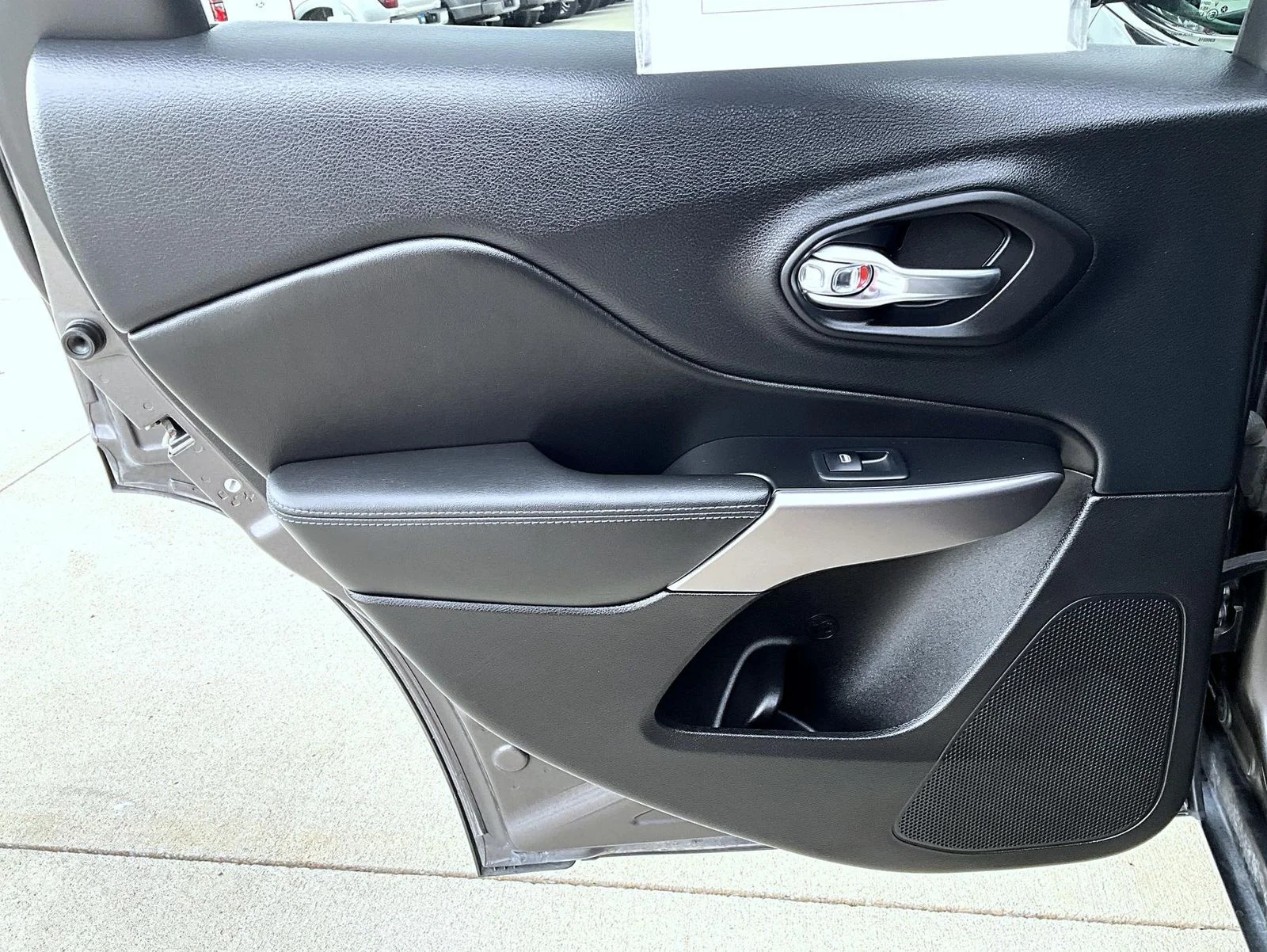 Used 2019 Gray Jeep Latitude Plus image 21