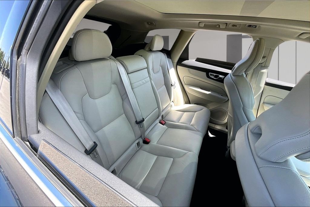 Used 2019 Blue Volvo T5 Momentum image 27