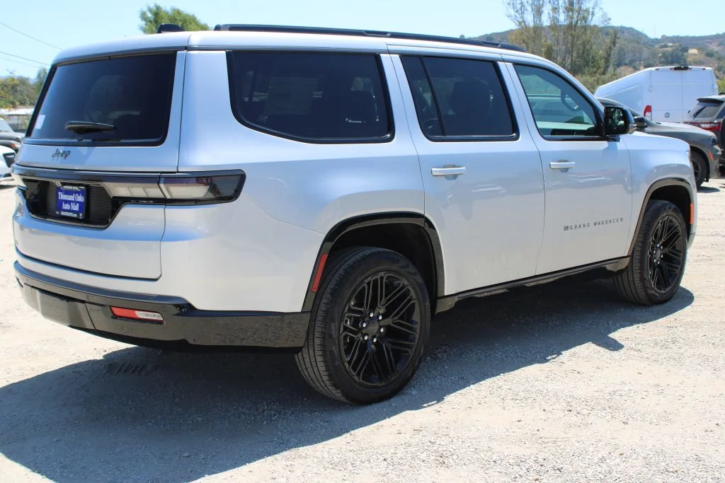 New 2026 Silver-Zynith Exterior Paint Jeep Limited Reserve image 4