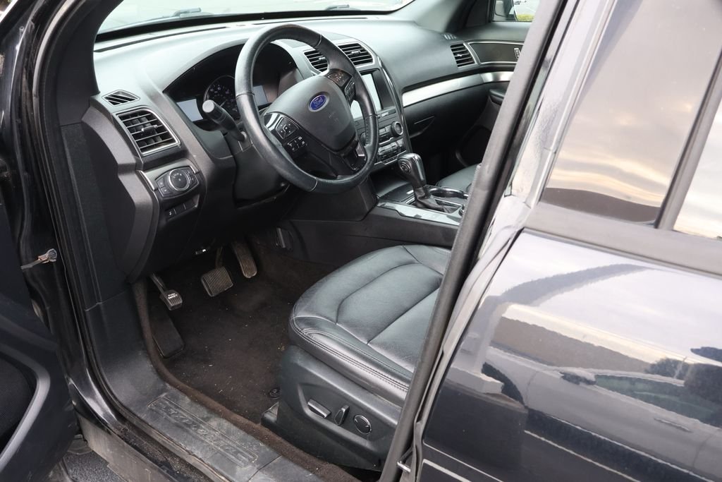 Used 2018 Shadow Black Ford XLT image 9