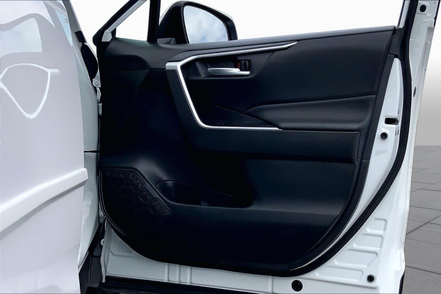 Used 2025 Ice Cap Toyota XLE image 22