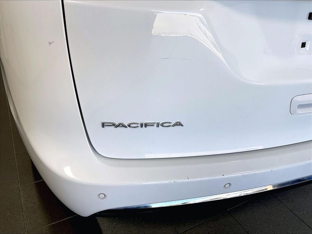 Used 2018 White Chrysler Touring L image 29