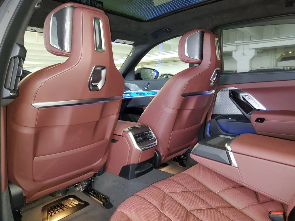 New 2026 Black Sapphire Metallic BMW 750e xDrive image 10