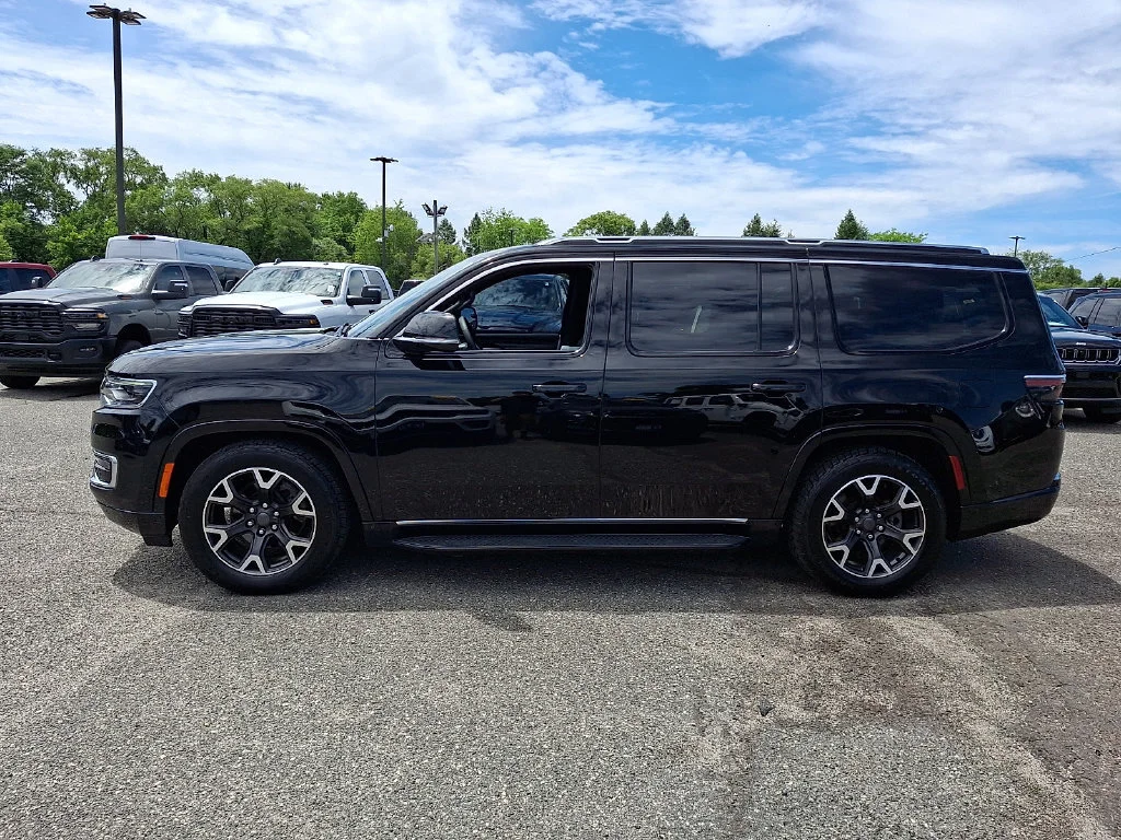 Used 2023 Diamond Black Crystal Pearlcoat Jeep Series III image 7